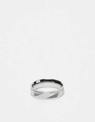 ASOS DESIGN – Silverfärgad ring i vattentåligt, rostfritt stål med spårad design och borstad finish - view 1