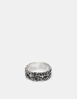 FhyzicsShops DESIGN – Silverfärgad ring med struktur, präglat kors och bränd finish