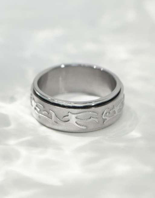 ASOS DESIGN – Silverfärgad vattentålig ring i rostfritt stål med tatueringsinspirerade symboler