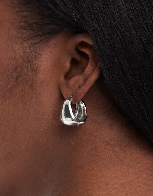 ASOS DESIGN – Silverfärgade creoler med clicker-lås och smält design