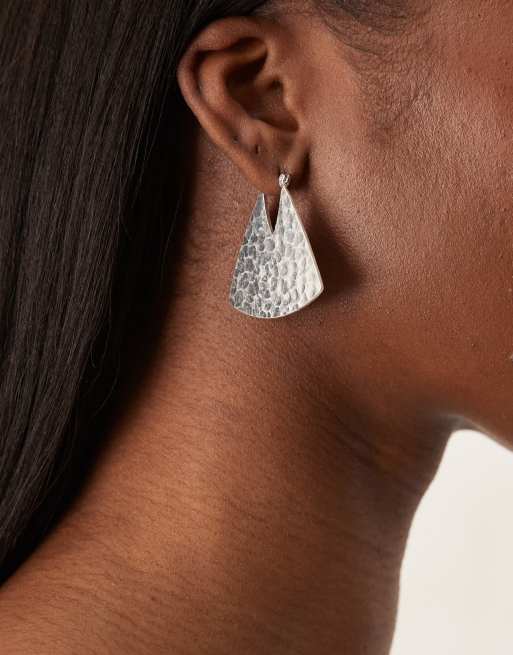 ASOS DESIGN – Silverfärgade creoler med hamrad fyrkantig detalj