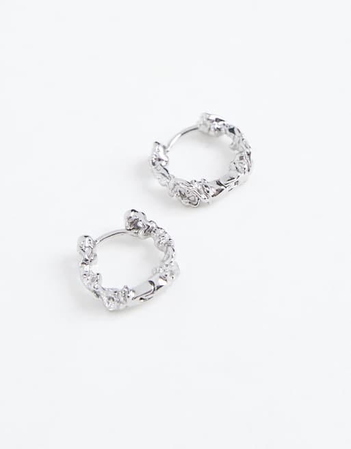 ASOS DESIGN – Silverfärgade, hamrade creoler med smält design, 2 av 3