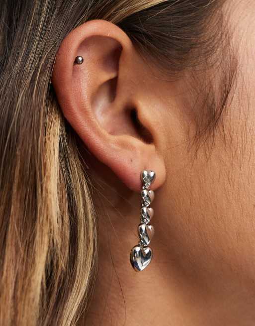 ASOS DESIGN – Silverfärgade hängande örhängen med flera hjärtan, 4 av 4