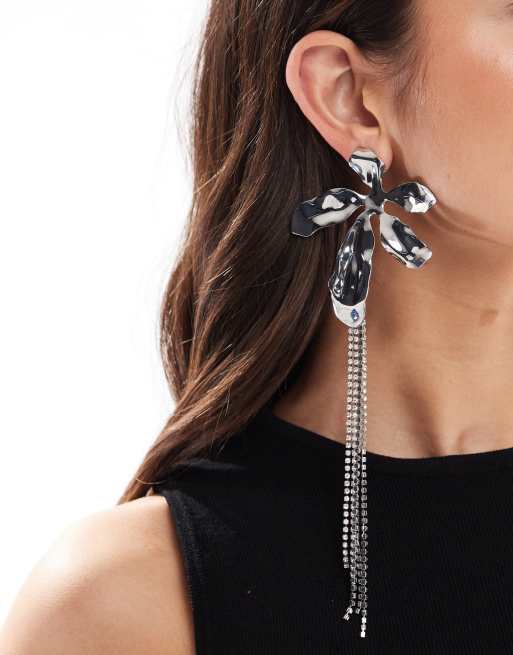 ASOS DESIGN – Silverfärgade örhängen med stora blommor och böljande strass, 3 av 3