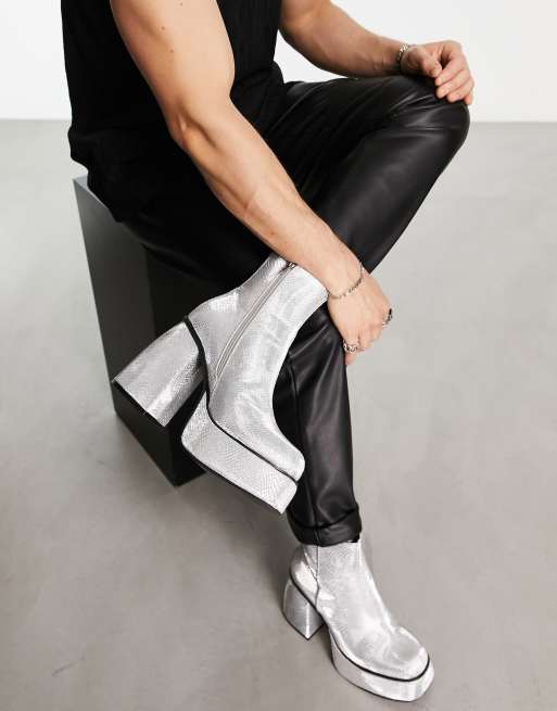 ASOS DESIGN – Silverfärgade, ormskinnsmönstrade chelseaboots med klackar och platåsula