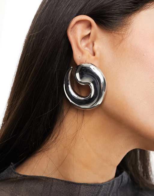 ASOS DESIGN – Silverfärgade stiftörhängen i oversize med smält cirkeldesign