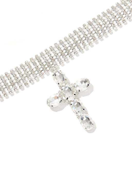 ASOS DESIGN – Silverfärgat choker-halsband med strass och korshänge, 2 av 4