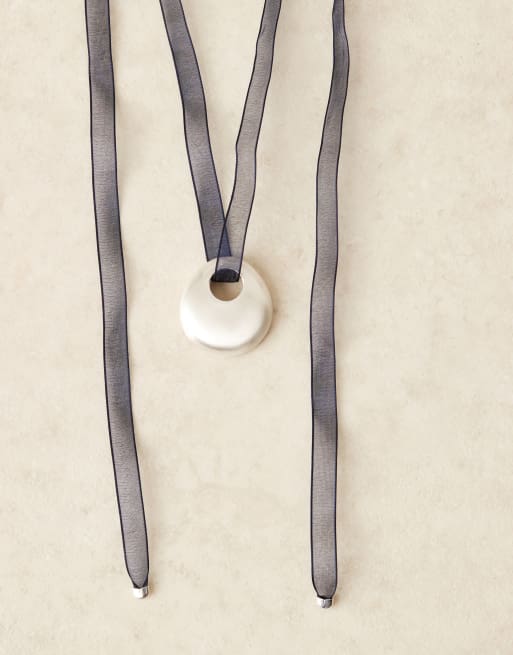ASOS DESIGN – Silverfärgat halsband av snöre med borstat hänge, 2 av 3