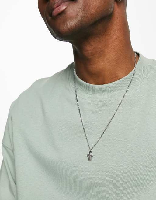 ASOS DESIGN – Silverfärgat halsband med litet korshänge i vattentåligt, rostfritt stål