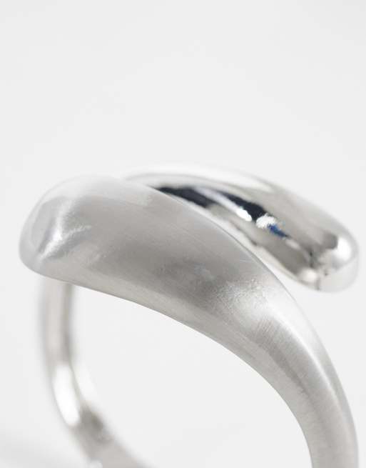 ASOS DESIGN – Silverfärgat manschettarmband med smält omlottdesign och glansig och borstad yta, 2 av 3