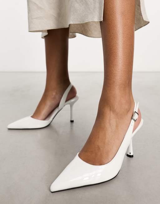 ASOS DESIGN – Simmer – Białe lakierowane buty na średniej szpilce z paskiem za piętą 
