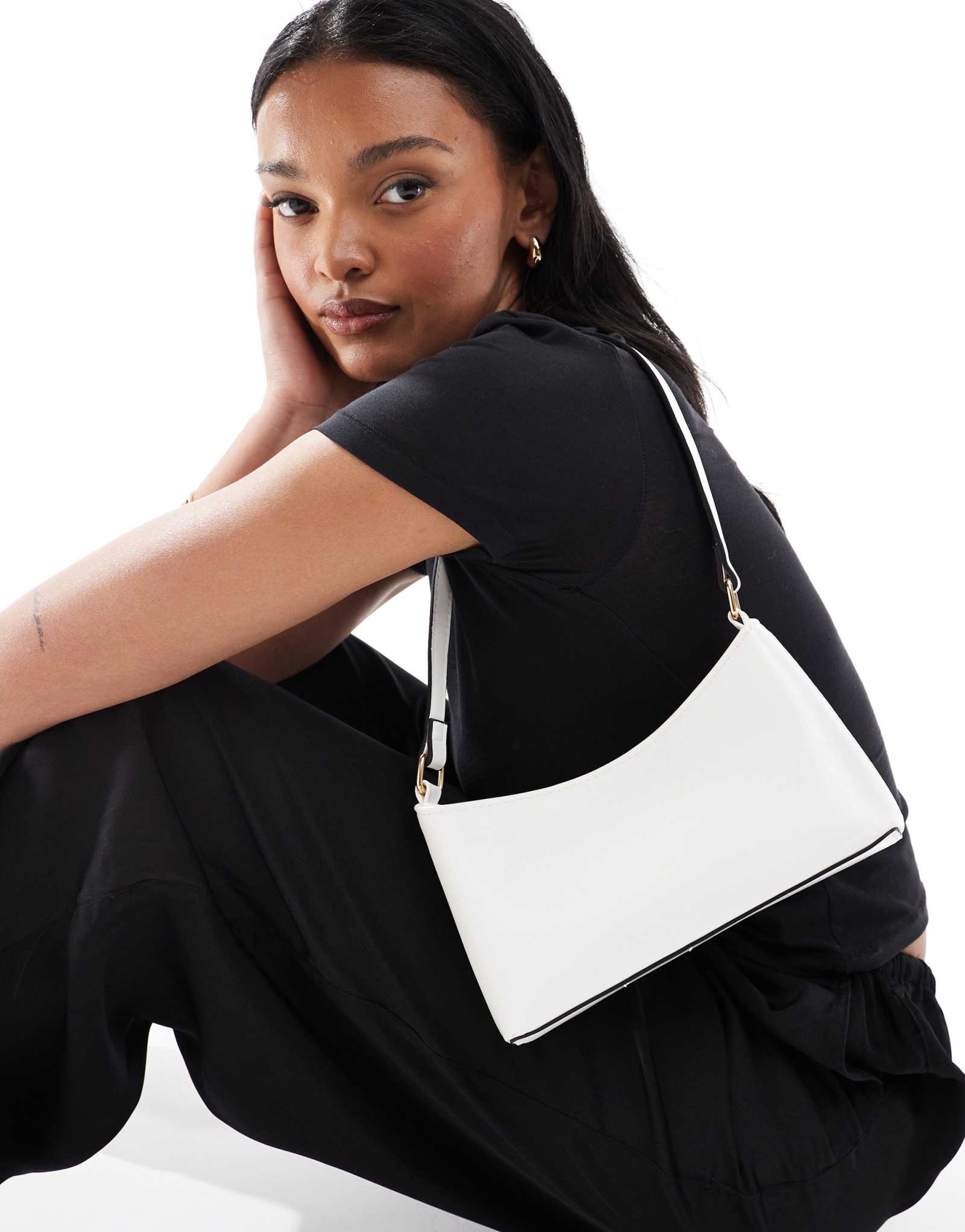 Простая сумка через плечо ASOS DESIGN белого цвета