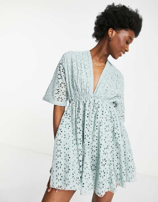 ASOS DESIGN – Skater-Minikleid in Enteneier-Blau mit Lochstickerei und Godet-Details
