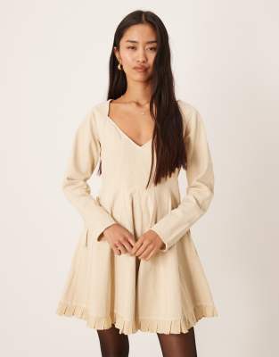 ASOS DESIGN - Skater-Minikleid in verwaschenem Ecru mit V-Ausschnitt und seitlicher Schnürung-Weiß