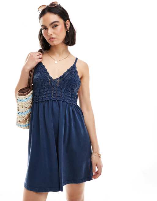 ASOS DESIGN – Skater-Minikleid in verwaschenem Indigoblau mit Riemchenträgern, Häkeleinsatz und V-Ausschnitt
