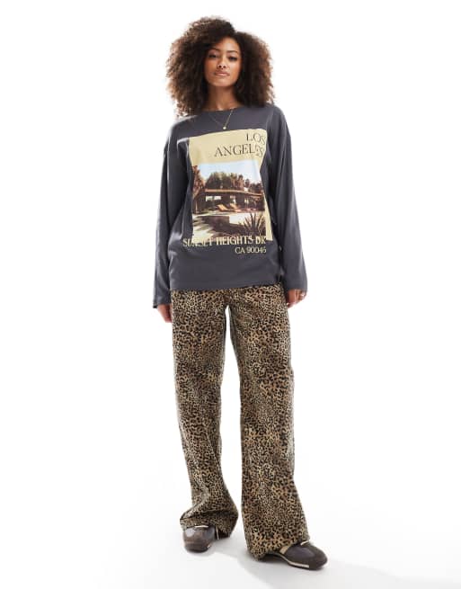 ASOS DESIGN - Skater-T-shirt met lange mouwen en grafische Los Angeles-print in antraciet