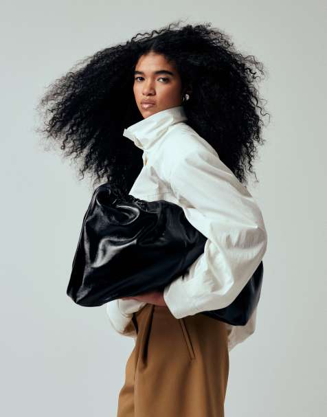 ASOS DESIGN - Skinnende sort tote-taske i PU med statement-design metaldetalje - view 1