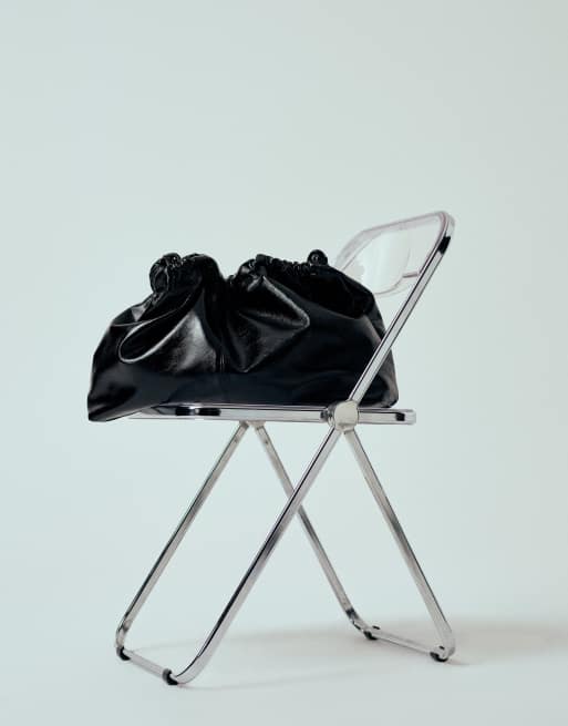ASOS DESIGN - Skinnende sort tote-taske i PU med statement-design metaldetalje, 2 af 4