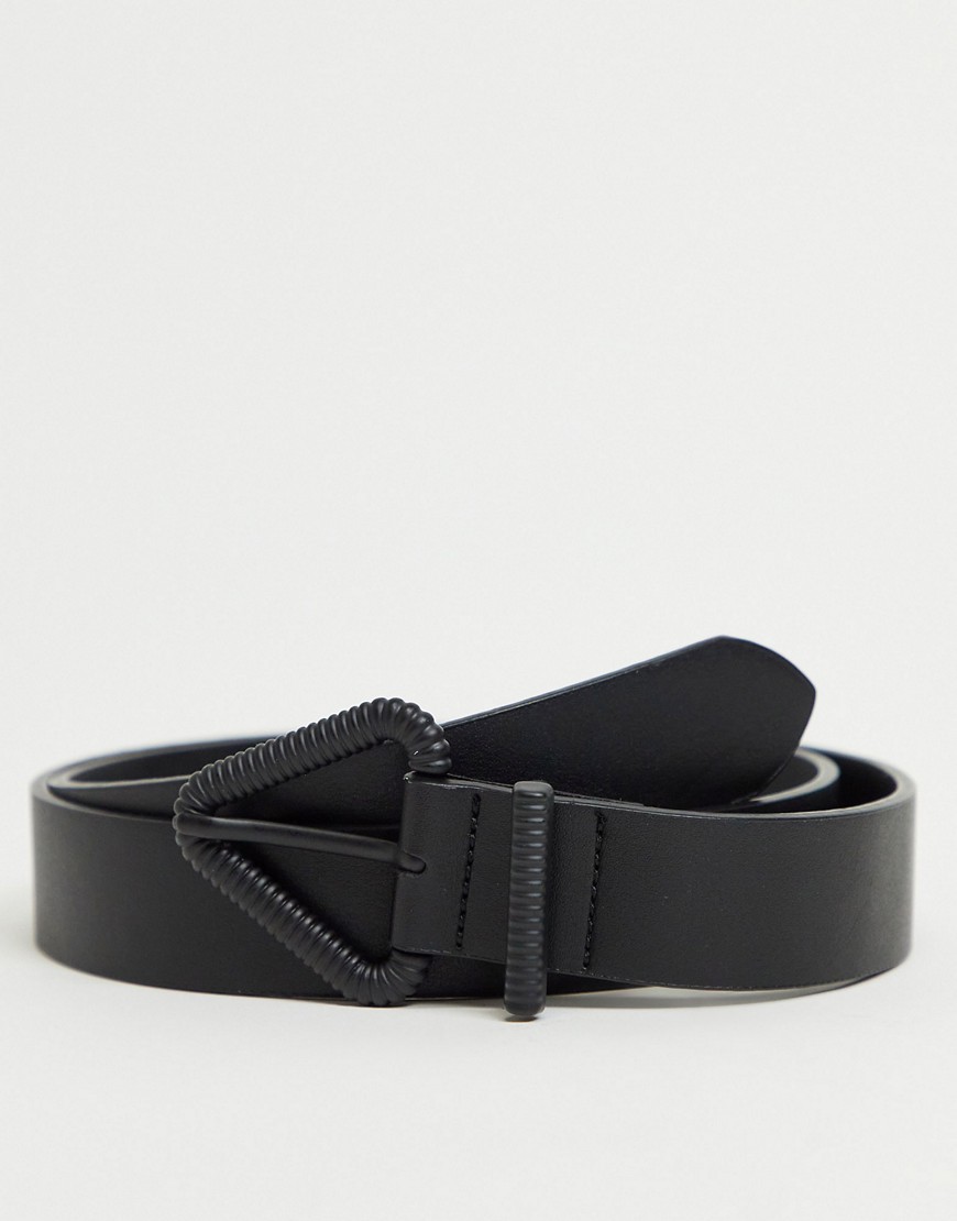 ASOS DESIGN skinny belt in black faux leather with triangle buckle in matte black
