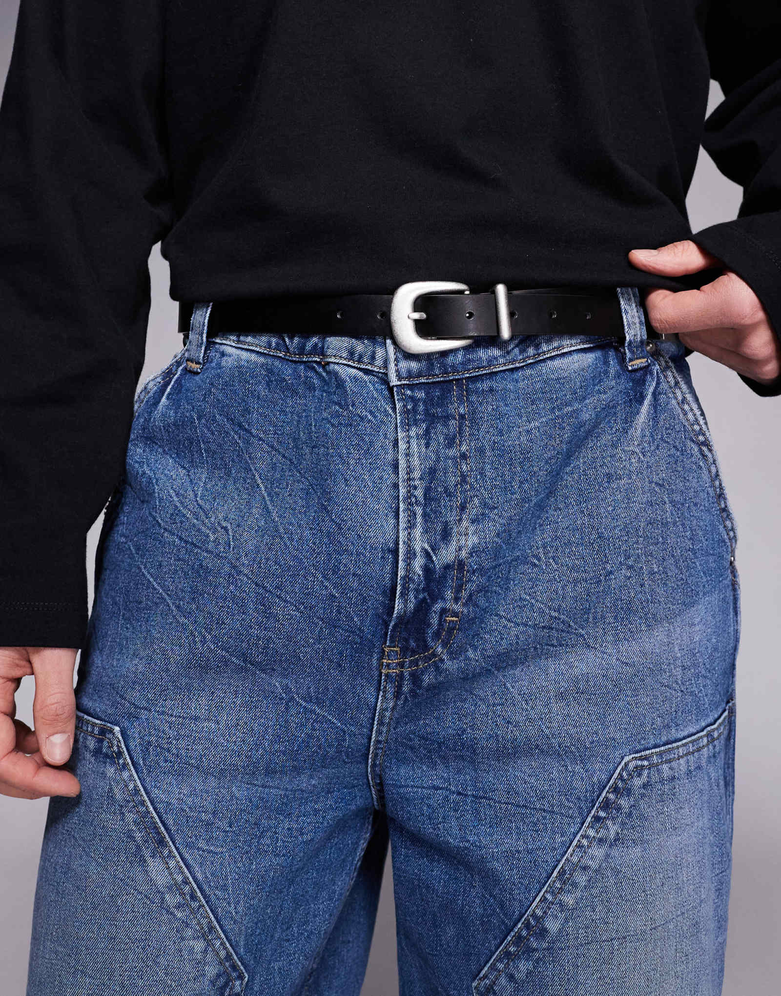 ДИЗАЙНЕРСКИЙ узкий ремень ASOS с изогнутой пряжкой и металлическим наконечником черного цвета