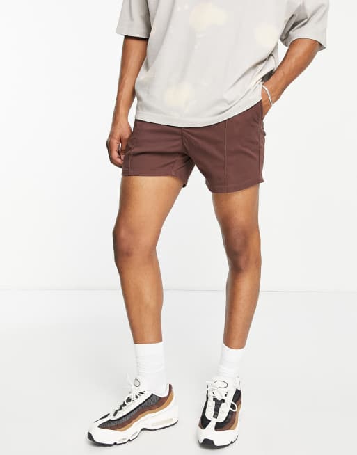 ASOS DESIGN - Skinny chinoshort met plooitjes en elastische taille in donkerbruin