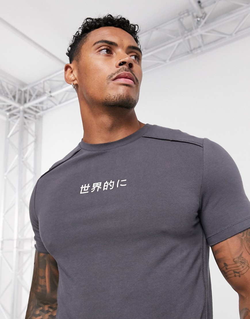 ASOS DESIGN - Skinny-fit T-shirt van biologisch katoen met Japanse tekst en ruwe zoom in zwarte wassing-Grijs