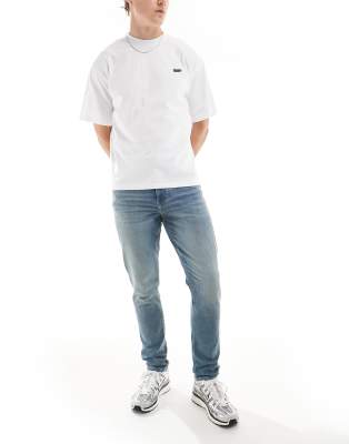 skinny jeans in light wash blue