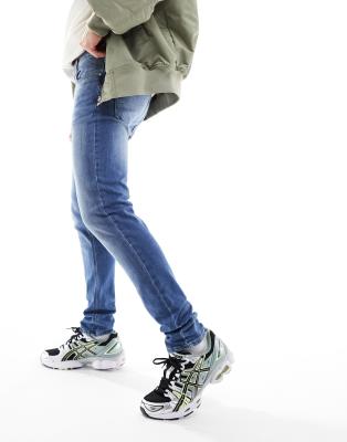 skinny jeans in mid wash blue