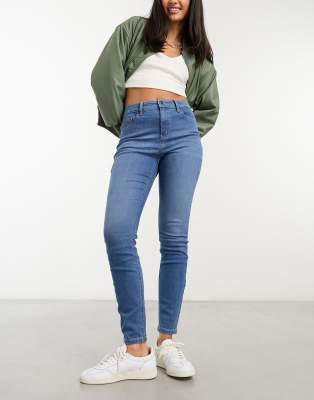 ASOS DESIGN - Skinny-Jeans in Mittelblau mit mittelhohem Bund