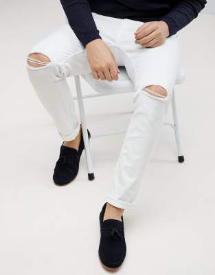 white jeans with holes in knees