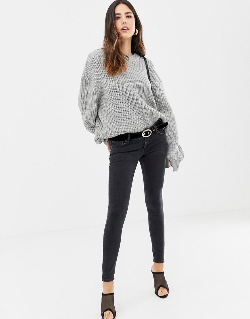 ASOS DESIGN - Skinny jeans met extreem lage taille in zwart met wassing