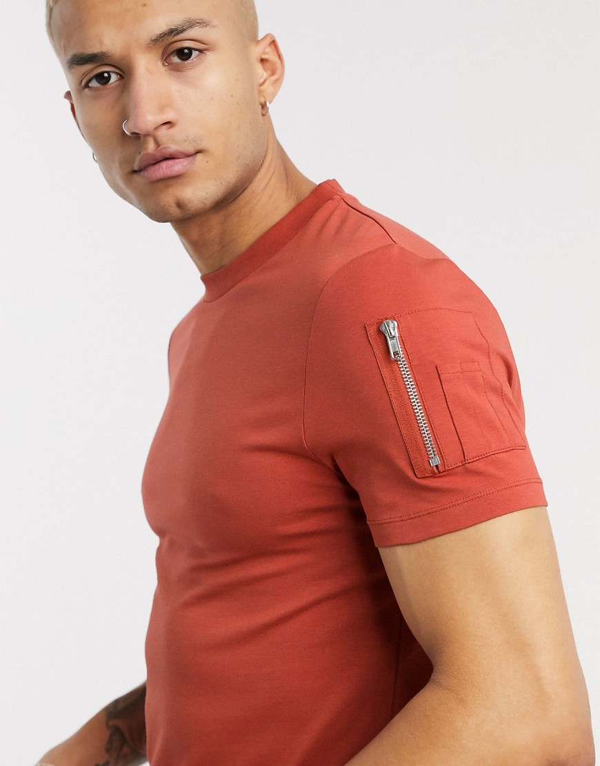 ASOS DESIGN - Skinny T-shirt met ronde zoom en MA1-zak in bruin