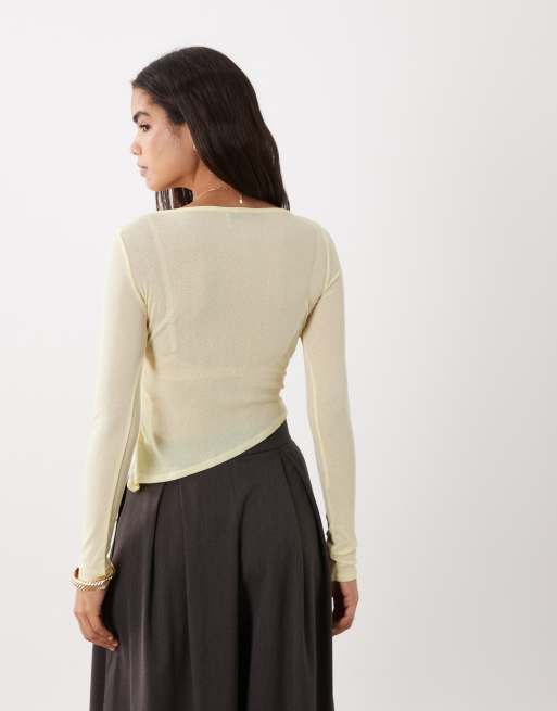 ASOS DESIGN skir topp med långa ärmar och asymmetrisk fåll i buttermilk, 3 av 4