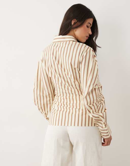 ASOS DESIGN skjorta med markerad midja, omlott och cocoon-ärmar i gulrandigt, 2 av 4