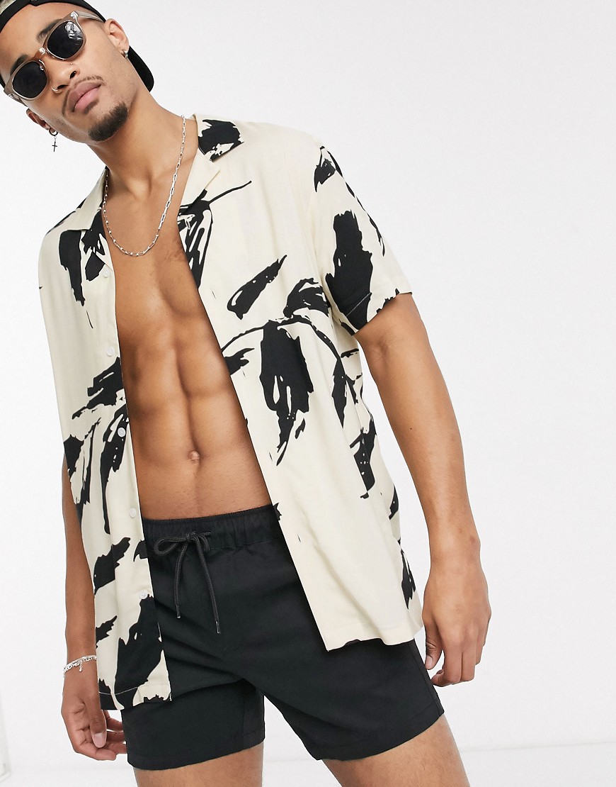 ASOS DESIGN – Skjorta med stort blommotiv, platt krage och normal passform-Beige