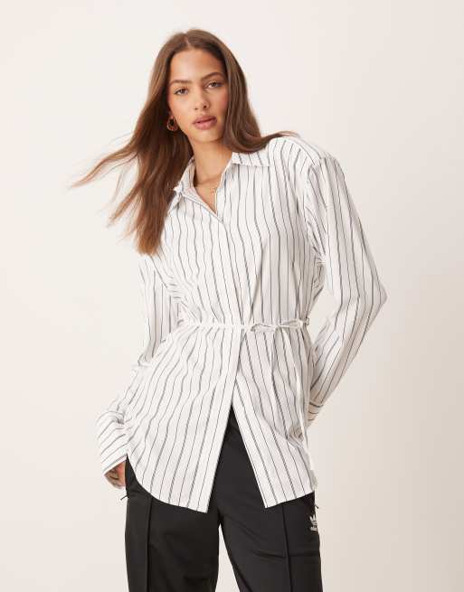 ASOS DESIGN - Skjorte med skulderpuder, tætsiddende talje, bindebånd på ryggen og sorte nålestriber