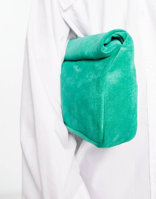 ASOS DESIGN – Skogsgrön kuvertväska i mocka med rullock, 3 av 4