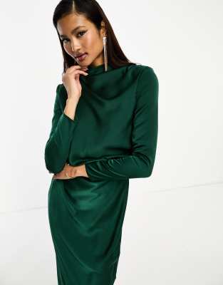 ASOS DESIGN – Skogsgrön maxiklänning i satin med veckade- och ryschdetaljer