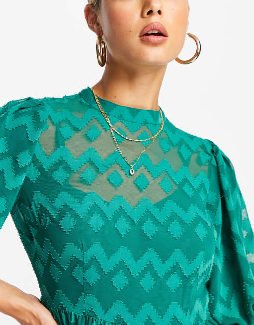 ASOS DESIGN – Skogsgrön plisserad midiklänning i dobbytyg med hög krage, puffärm och sicksackmönster, 3 av 4