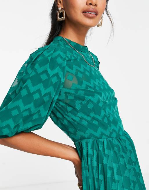 ASOS DESIGN – Skogsgrön plisserad midiklänning i dobbytyg med hög krage, puffärm och sicksackmönster, 2 av 4