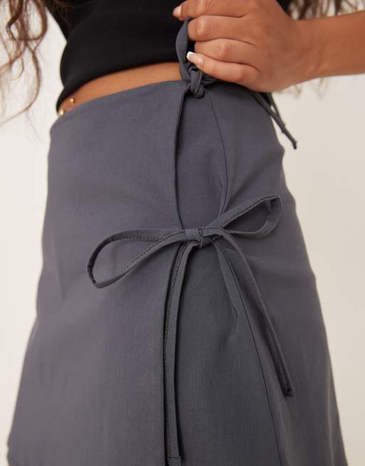 ASOS DESIGN - Skort van bengaline met strikken opzij in antracietgrijs, 2 van 5