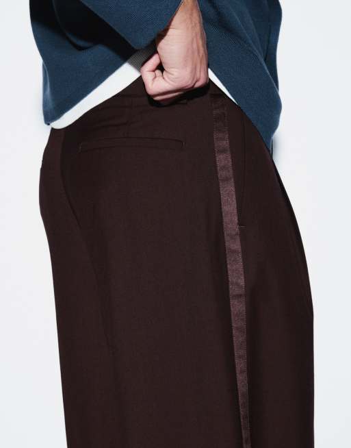 ASOS DESIGN skräddade veckade byxor med vida ben i mörkbrun struktur, 2 av 5