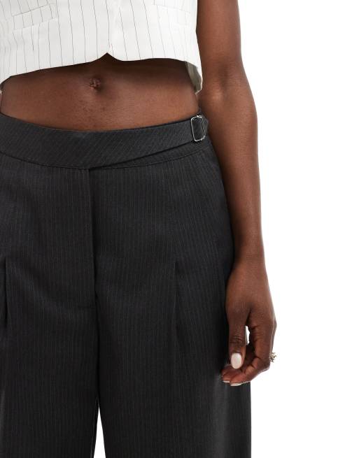 ASOS DESIGN - Skræddersyede bukser med vidde og asymmetrisk spændedetalje i stribet grå, 3 af 5