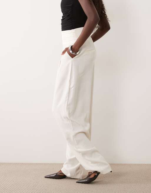 ASOS DESIGN skræddersyede smokingbukser med slå om-talje i creme, 2 af 5