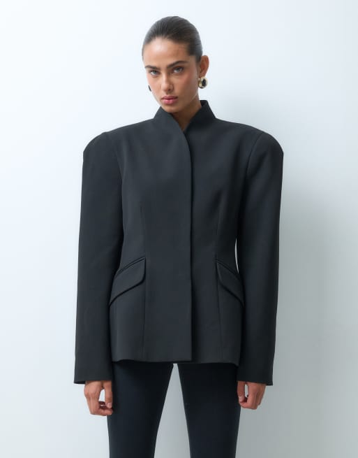 ASOS DESIGN skræddersyet blazer med markerede skuldre og formet talje i sort, 1 af 4