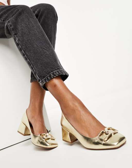 ASOS DESIGN – Skylar – Sommerliche Schuhe in Goldoptik mit mittelhohem Absatz und Kettendetail