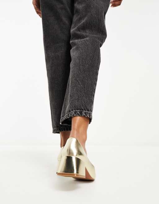 ASOS DESIGN – Skylar – Sommerliche Schuhe in Goldoptik mit mittelhohem Absatz und Kettendetail, 2 von 4