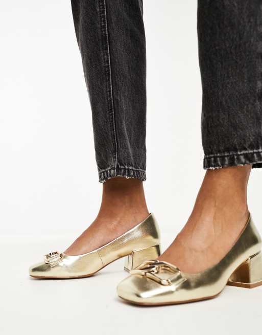 ASOS DESIGN – Skylar – Sommerliche Schuhe in Goldoptik mit mittelhohem Absatz und Kettendetail, 3 von 4