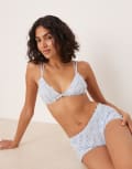 [ASOS DESIGN] ASOS DESIGN Skylar textured front fastening soft bra in baby blue 4 Baby blue