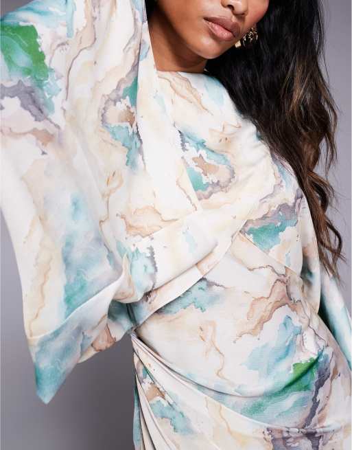 ASOS DESIGN - Slå-om-maxikjole med skråsnit, flagermusærmer og abstrakt print i satin, 2 af 4